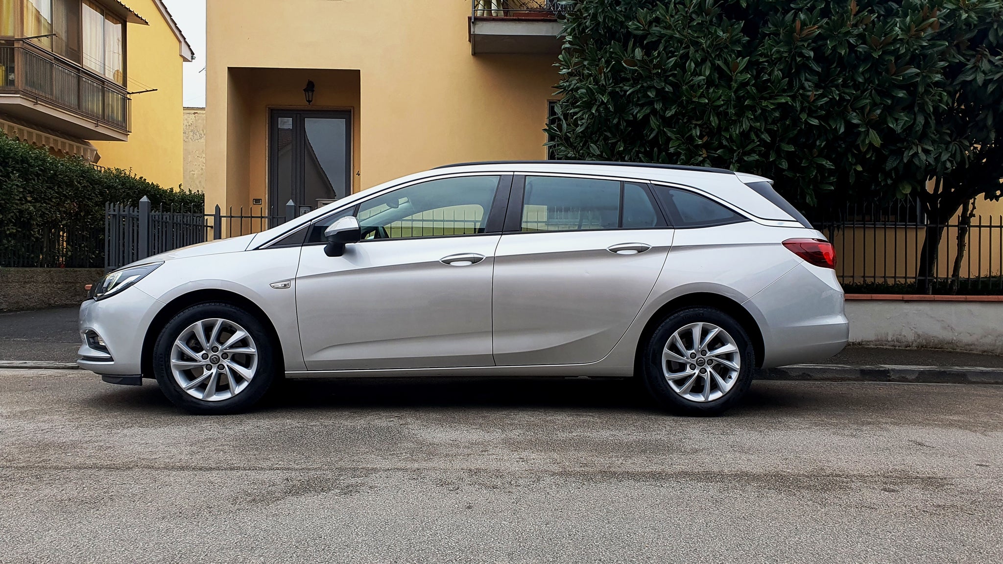Opel Astra sw 1.6 136 cv Business  Cambio aut. 8/2019 64.000 km  €9.300